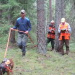 Per Eriksson går spåret på Schweisshundklubbens landskampsuttagning. Domare är Henrik Lauridsen och Lars Lundberg. Foto: Tony Sparf