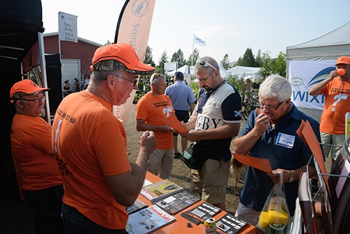 Fred Lindberg och Kurt-Lennart Andersson, Piteå jaktvårdskrets, informerade om Jägareförbundets verksamhet och värvade nya medlemmar. Foto: Lars-Henrik Andersson