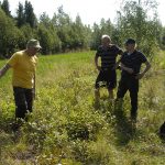 Eskil Lugnet visar exkursionsdeltagarna hur nytt viltbete redan börjat växa fram där han röjde veckan före midsommar. Foto: Bernt Karlsson