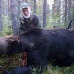Jägarprofilen Knuts Hans sköt en 310 kilo tung hane på björnjaktpremiären. Foto: Manollo Rodriguez