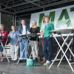 Annette Petersson, kommunikatör på Jägareförbundet Kronoberg hälsar välkommen till debatten om rovdjur, jakt och viltvård. Politikerna är från vänster Lennart Värmby, V, Monica Haider, S, Cheryl Jones Fur, MP, Gunnar Nordmark, FP, Eva Johansson, KD, Johan Hultberg, M, samt Karin Nilsson, C. Foto: Jan Henricson