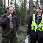Elias Turesson, jaktvårdskonsulent i Kronobergs län, och markägare Magnus Strandberg berättar om viltvårdsarbetet som gjorts i Almås. Foto: Matilda Ermeland