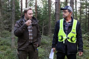 Elias Turesson, jaktvårdskonsulent i Kronobergs län, och markägare Magnus Strandberg berättar om viltvårdsarbetet som gjorts i Almås. Foto: Matilda Ermeland