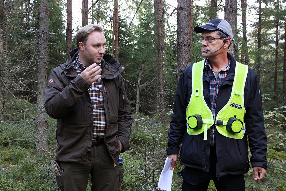 Elias Turesson, jaktvårdskonsulent i Kronobergs län, och markägare Magnus Strandberg berättar om viltvårdsarbetet som gjorts i Almås. Foto: Matilda Ermeland