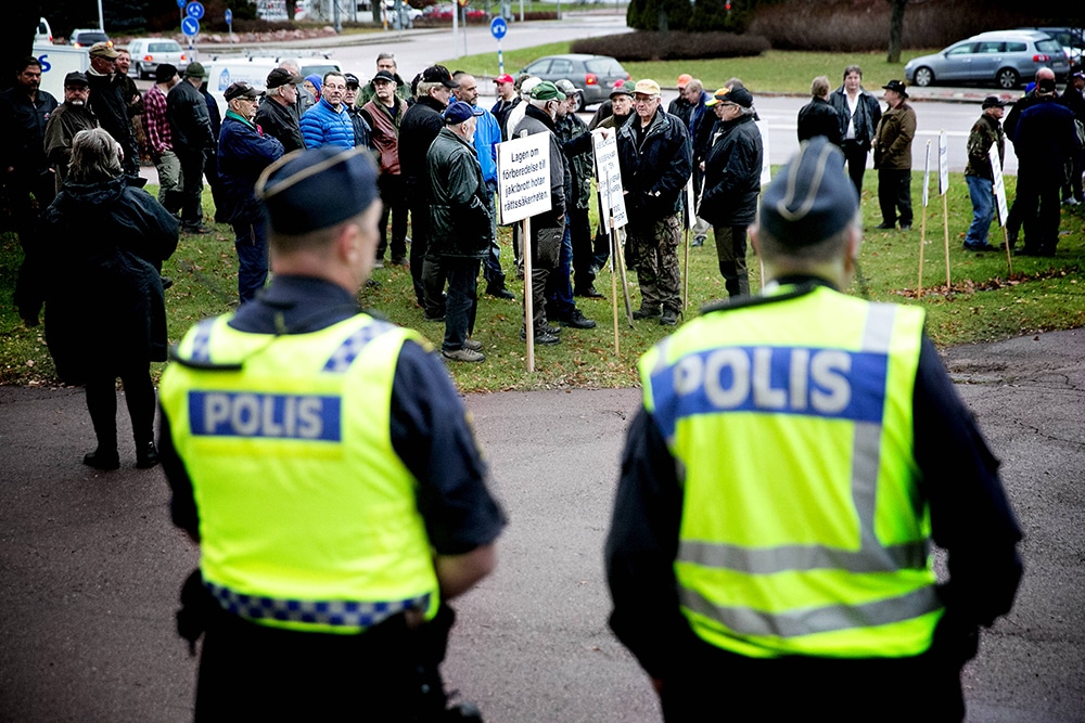 När rättegången inleddes demonstrerade "folkaktionen ny rovdjurspolitik". Foto: Johan Solum/Dalarnas tidningar