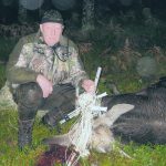 Per-Olof Johansson och fyrtaggaren med torkvindan i hornen. En annorlunda trofé, minst sagt. Foto: Privat