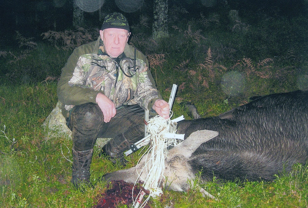 Per-Olof Johansson och fyrtaggaren med torkvindan i hornen. En annorlunda trofé, minst sagt. Foto: Privat