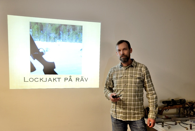 Ulf Lindroth är ofta ute och föreläser om lockjakt på räv och han delar gärna med sig av sina erfarenheter till andra jägare. Foto: Ewa Ekfeldt