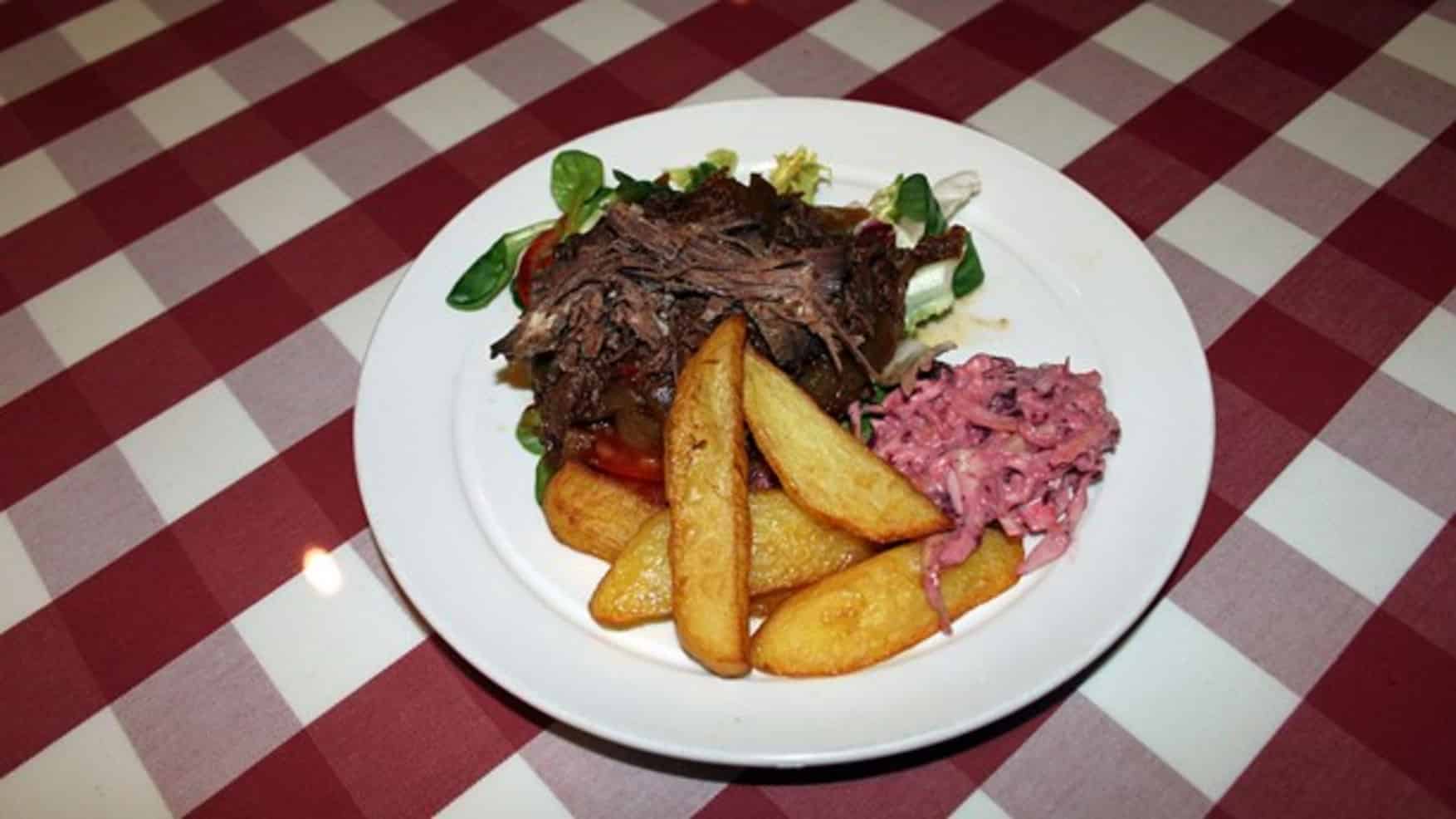 Jesper Nyströms pulled älg med pommes frites och coleslaw med blåbär Foto: Anneli Johansson/Sveriges radio