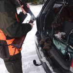 Kom ihåg att göra patron ur och inte förvara ammunition i magasin under bilfärd. I höst har polisen i Norrbotten stoppat ett tjugotal jägare som haft vapnet laddat under bilfärden. Foto: Lars-Henrik Andersson