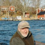 Sven Nilsson framför sitt skärgårdshemman på Kallsö i januari 2014. Foto: Gunnar Nilsson