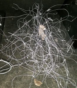 Ett nystan av illegala snaror för småvilt. Vid gokartbanan Östra Stranden utanför Halmstad påträffades närmare 60 snaror monterade mellan spjälorna i ett trästaket. Foto: Privat