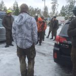En ögonblicksbild från verkligheten då personer från APU störde och dokumenterade vargjägarna i Gårdsjöreviret. Inkräktarna, åtminstone en med kamera, syns längst bort i bilden. Foto: Privat