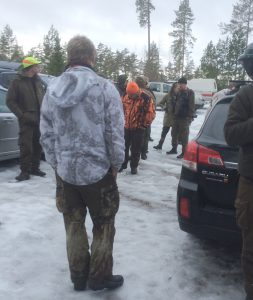 En ögonblicksbild från verkligheten då personer från APU störde och dokumenterade vargjägarna i Gårdsjöreviret. Inkräktarna, åtminstone en med kamera, syns längst bort i bilden. Foto: Privat