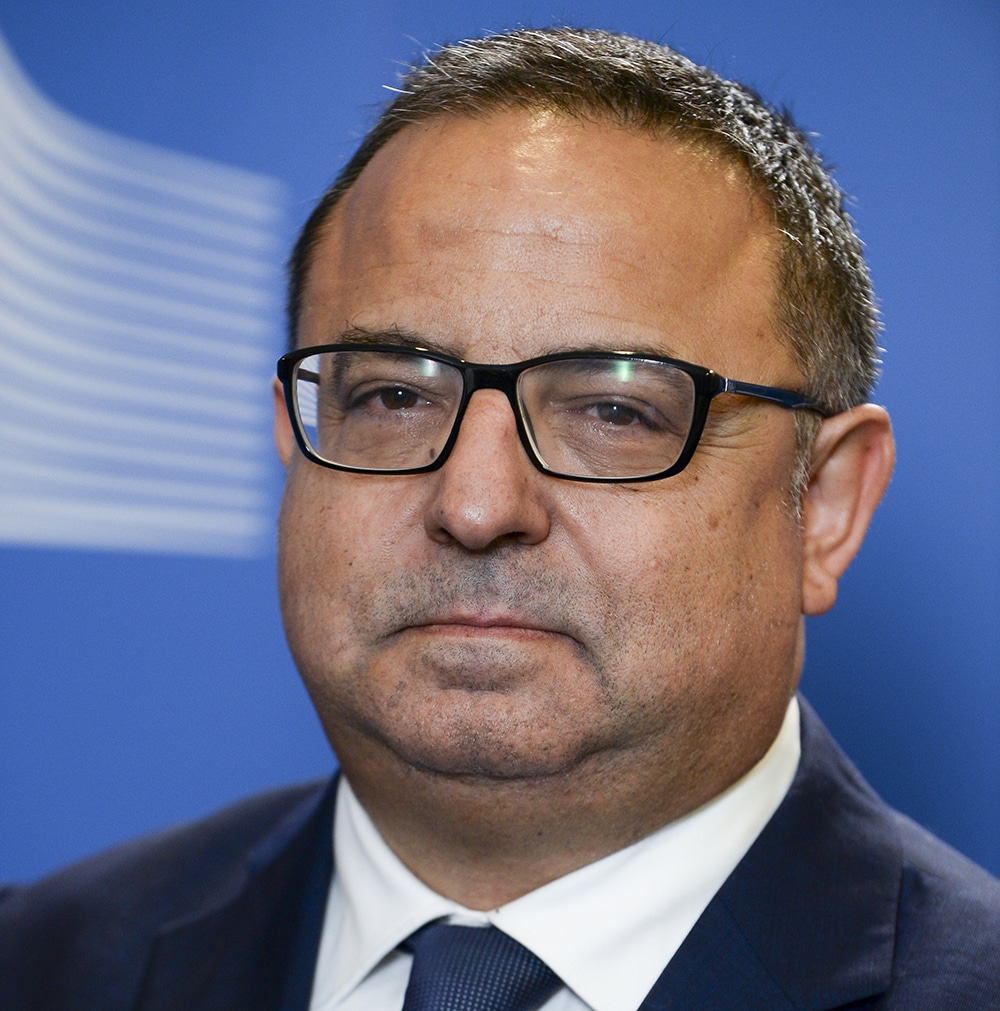 EU-kommissionen beklagar vargjakten. Det säger Enrico Brivio, EU-kommissionens talesman i miljöfrågor, till SVT.