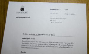 Regeringsbeslutet 15 januari som innebär att jägarna får betala för Naturskyddsföreningens arbete förra året med att skydda pilgrimsfalk och vitryggig hackspett. Foto: Martin Källberg