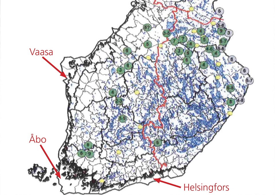 De gröna cirklarna är aktiva revir med valpar (inklusive antal individer i flocken), de grå är vargflockar på ryska gränsen, så kallade gränsflockar/gränsrevir. Gula cirklar är par utan valpar. De är inte revir, men kan utgöra framtida revir. Källa: Naturresursinstitutet i Finland