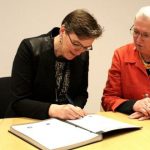Direktören för Miljødirektoratet Ellen Hambro och vikarierande generaldirektör Eva Thörnelöf på Naturvårdsverket skriver på avtalet om gemensam rovdjursövervakning. Foto: Miljødirektoratet