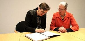 Direktören för Miljødirektoratet Ellen Hambro och vikarierande generaldirektör Eva Thörnelöf på Naturvårdsverket skriver på avtalet om gemensam rovdjursövervakning. Foto: Miljødirektoratet