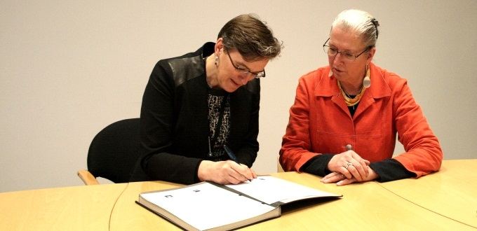 Direktören för Miljødirektoratet Ellen Hambro och vikarierande generaldirektör Eva Thörnelöf på Naturvårdsverket skriver på avtalet om gemensam rovdjursövervakning. Foto: Miljødirektoratet