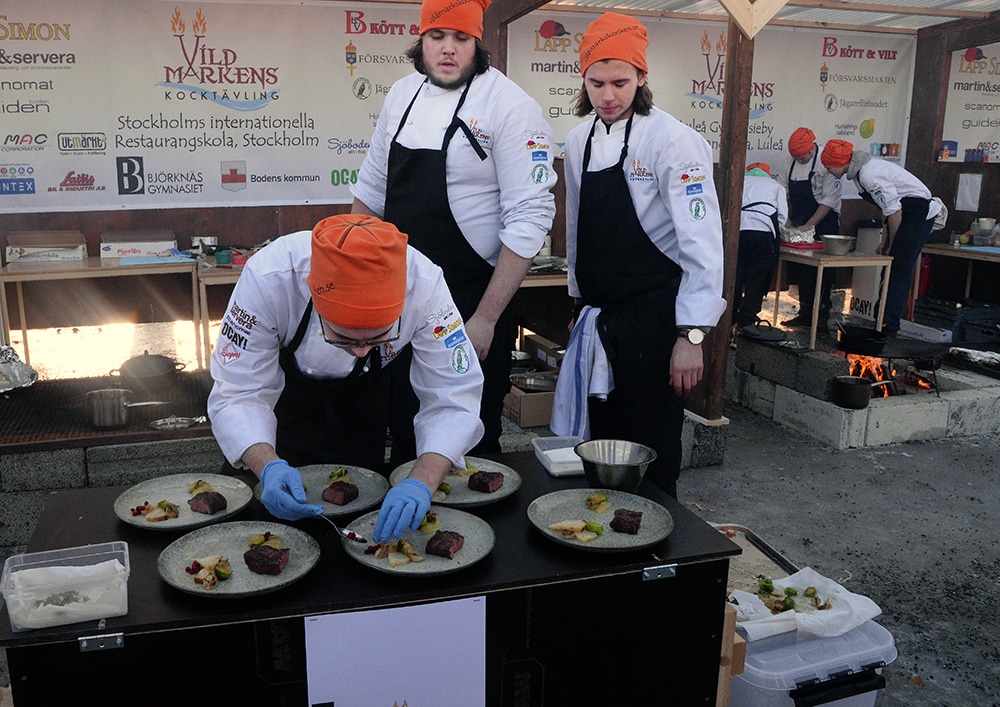 Stockholms internationella restaurangskola gjorde en karré på vildsvin med rotselleri. Eleverna heter John Eriksson, Elias Agerhem och Eskil Bondsätter. Foto: Lars-Henrik Andersson