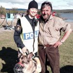 Jägaren Geir Liabö hittades av polisens hundförare Åsa Folkebrant med hunden Tage. Geir flögs sedan med Kallax Flyg till en helikopterbas i Kurravaara där han kunde bada bastu. Foto: Nina Sarri/Kallax Flyg AB