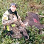 Viktor Sernander med sin första älg. Foto: Privat