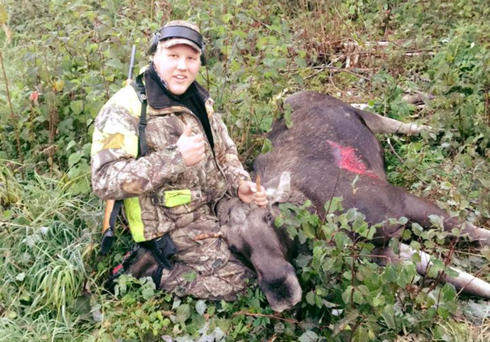Viktor Sernander med sin första älg. Foto: Privat