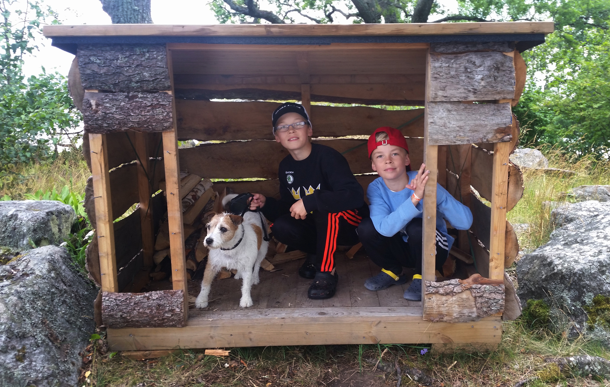 Oscar och Gustaf Fritz tillsammans med familjens hund Ebba. När Gustaf kom hem och berättade om det nära mötet han haft med den trebenta vargen trodde Oscar först att han hittade på en historia. Men så var det inte. Foto: Privat