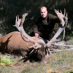 Störst av de horn som mättes in 2014 och även störst på totallistan är den här fina kronhjorten som Samuel Svensson fällde på Hesselbyholms gård i Södermanland den 1 september 2013. Hornet mätte hela 246,9 poäng.