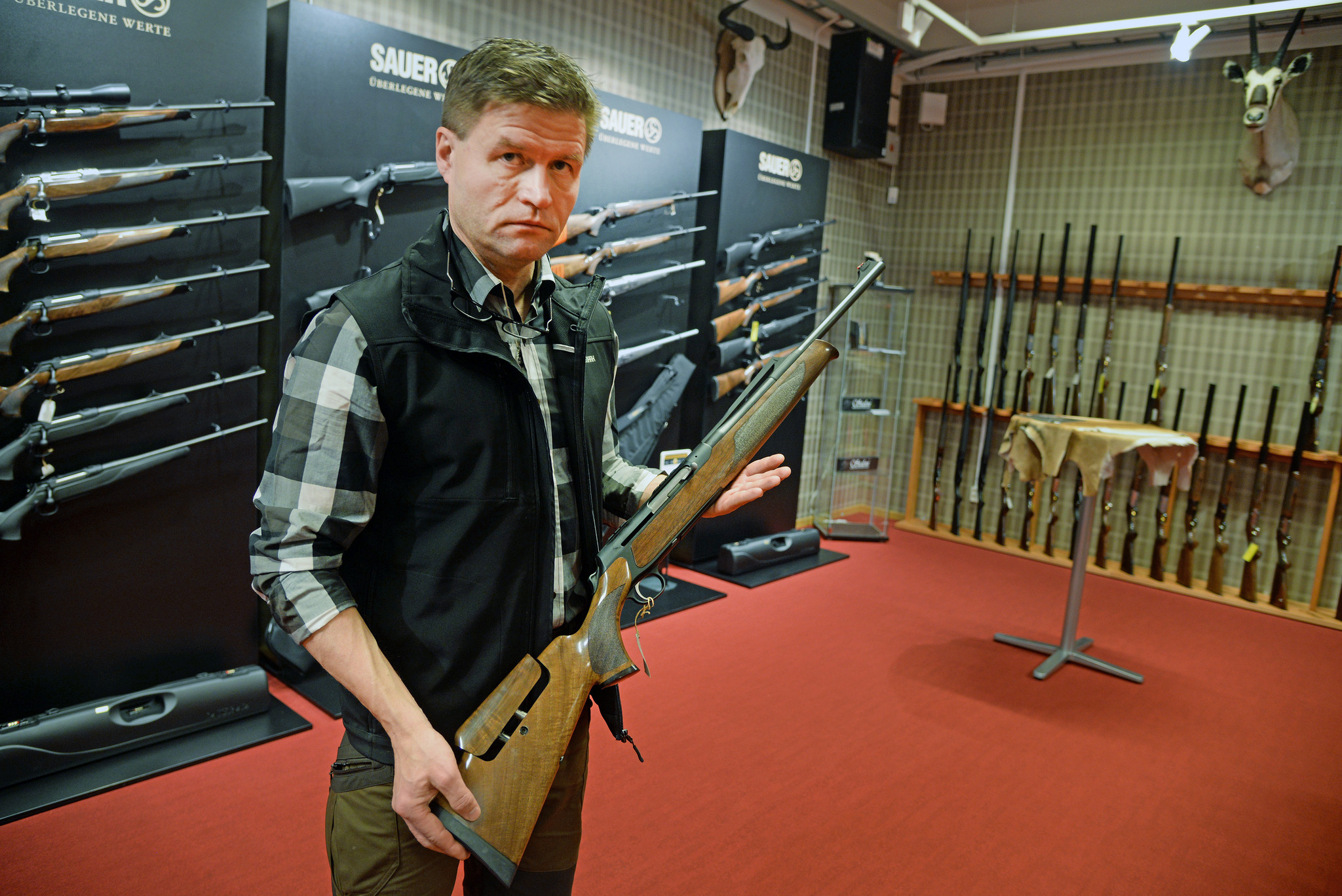 EU-kommissionens förslag om skärpt vapenlagstiftning slår fel och drabbar oskyldiga, menar Seved Viklund, som driver en jaktbutik i Piteå. Foto: Lars-Henrik Andersson