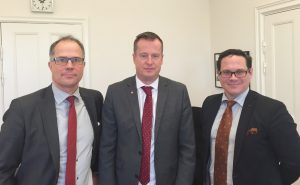 Jägareförbundet informerade på måndagen inrikesminister Anders Ygeman (S) om sin syn på EU-kommissionens förslag till nytt vapendirektiv. Flankerar ministern gör förbundsstyrelseledamot Torbjörn Larsson, till vänster, och Anders Grahn, chef för intressebevakning och internationella frågor. Foto: Regeringskansliet