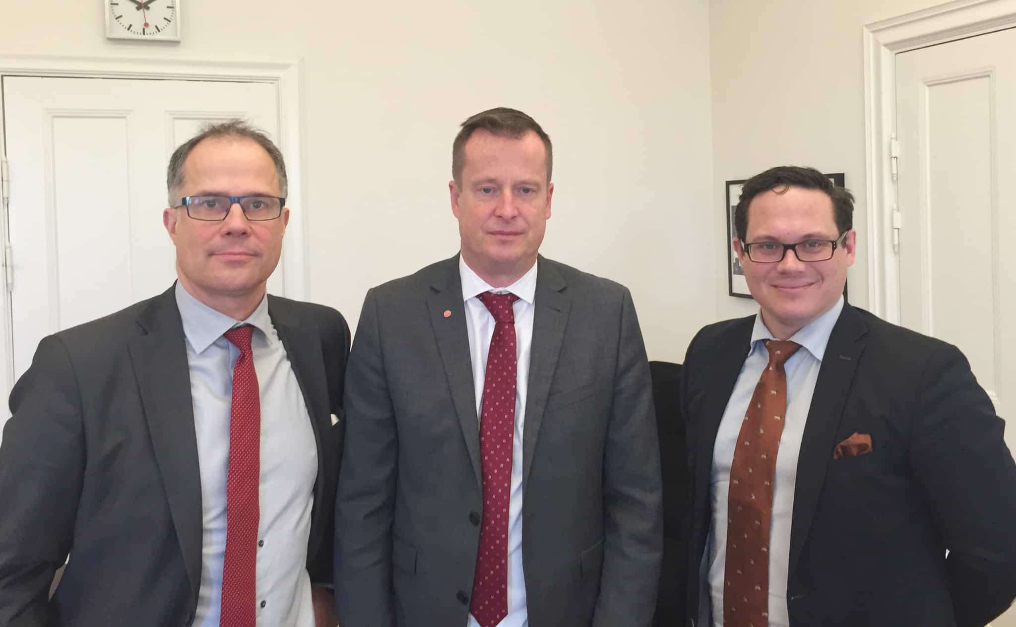 Jägareförbundet informerade på måndagen inrikesminister Anders Ygeman (S) om sin syn på EU-kommissionens förslag till nytt vapendirektiv. Flankerar ministern gör förbundsstyrelseledamot Torbjörn Larsson, till vänster, och Anders Grahn, chef för intressebevakning och internationella frågor. Foto: Regeringskansliet