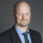 Daniel Bäckström (C) har skickat en skriftlig fråga till landsbygdsministern med anledning av att belsut om vargjakt kan överklagas till domstol.