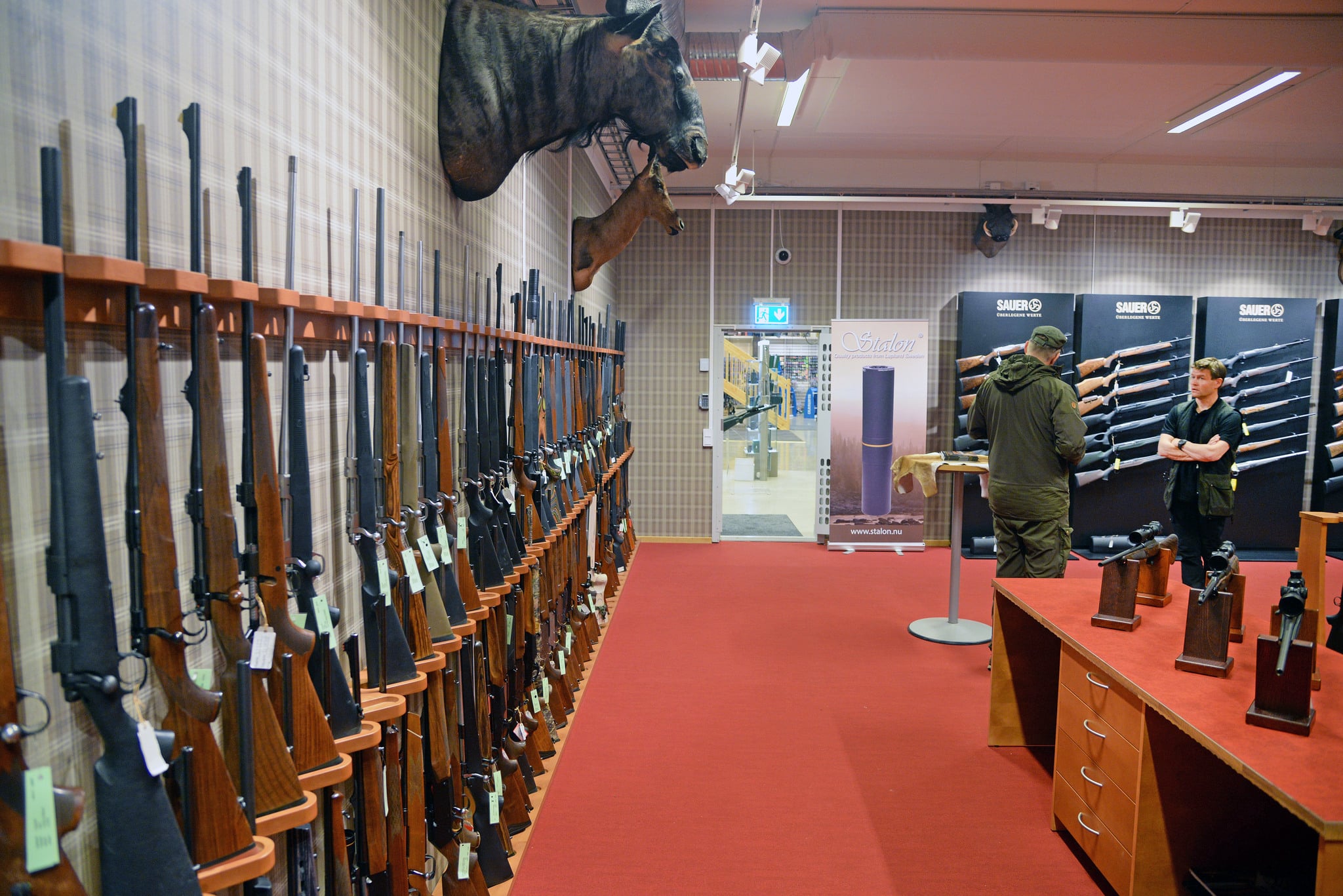 Många myndigheter stöder jägare och sportskyttar i deras kritik mot EU-kommissionens förslag till förändringar av vapendirektivet. Men det finns också de som är positiva, till exempel polisen. Foto: Lars-Henrik Andersson