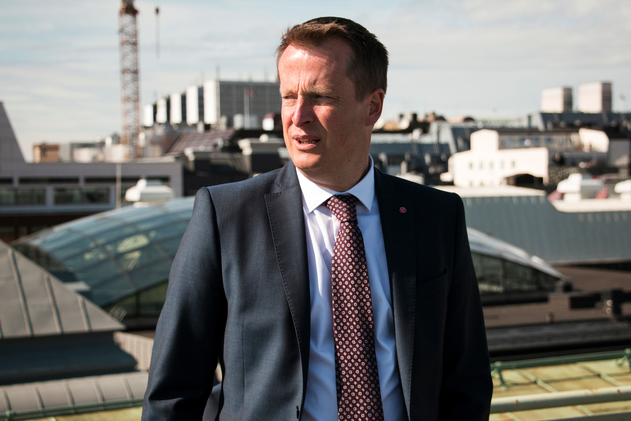 Inrikesminister Anders Ygeman (S) tänker stå upp för att det nya vapendirektivet inte ska ska drabba jägare i onödan, enligt en intervju i Ekot. Foto: Bill Nilsson/Regeringskansliet
