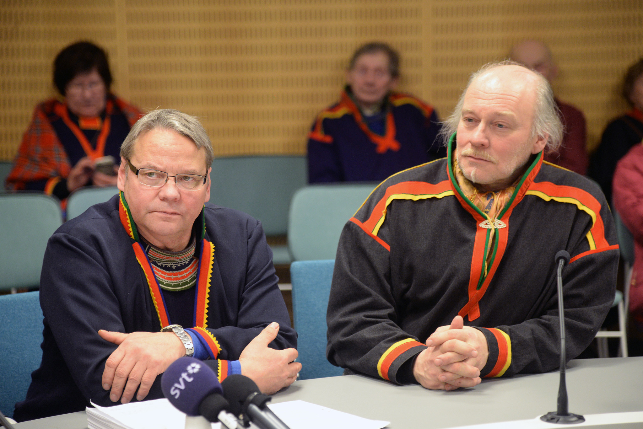 Jörgen Jonsson, till vänster, rasar över att Sametingets ordförande Håkan Jonsson, har en annan syn i frågan om Girjasdomens följder. Till höger Matti Berg, ordförande i Girjas sameby. Foto: Lars-Henrik Andersson