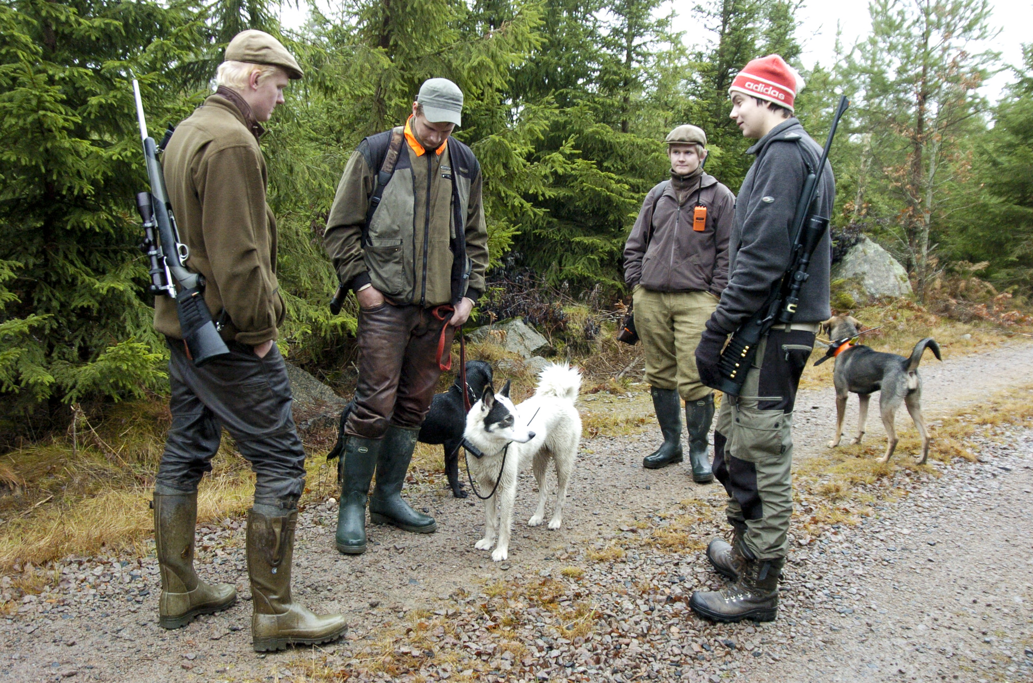 Ungdomar under 18 år på Naturbruksgymnasiernas jaktutbildningar ska även i fortsättningen få vapenlicens, om EU går på Sveriges linje i de fortsatta förhandlingarna om ett nytt vapendirektiv. Foto: Jan Henricson