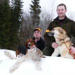 Roy Ytterdahl och Rune Holthe med hundarna Spike och Alaska hade en lyckad jakt i Backe, Strömsunds kommun. Rune Holthe sköt lodjuret i inspåret efter en timmes spännande drev. Foto: Boo Westlund