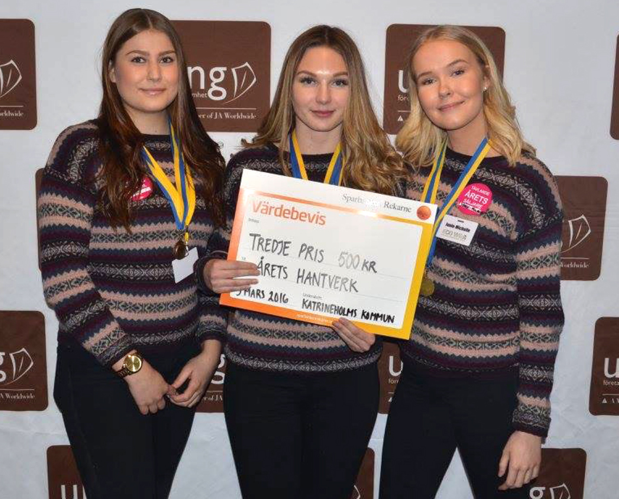 Tjejerna i ECO Wild UF med ett av sina priser. Från vänster: Emma Stening, Amanda Kareliusson och Junie-Michelle Nyström. Foto: Vendela Widlund