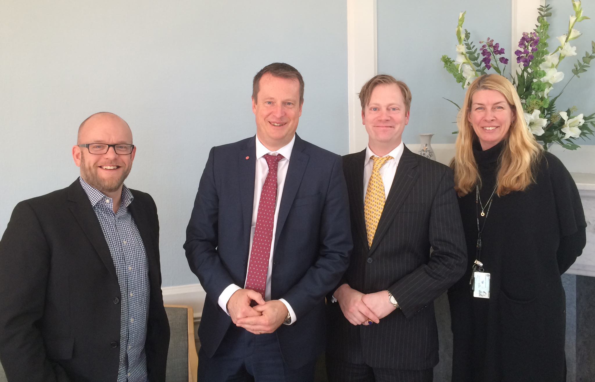 Landslagsskyttarna Robert Andersson, Roland Dahlman och Marianne Hansen tillsammans med inrikesminister Anders Ygeman (S) vid en träff på regeringskansliet. Ministern tvåa från vänster. Foto: Privat