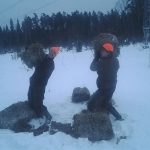 Martin Säfström och Ludvig Magnusson bär havre/ärt-ensilage. Foto: Privat