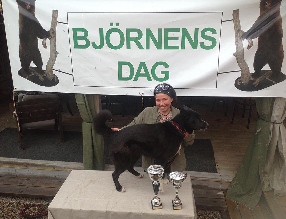 Karelska björnhunden Ronja fick dagens högsta poäng. Ägaren Eva Rova var som synes mycket nöjd. Foto: Ralph Persson