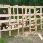 Genom att hjälpas åt och bygga flera älgtorn samtidigt går arbete snabbare. Foto: Olle Olsson