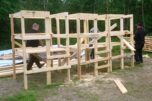Genom att hjälpas åt och bygga flera älgtorn samtidigt går arbete snabbare. Foto: Olle Olsson