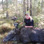 Matildas första älg, en kviga, fälld för hunden Zingo. Foto: Privat