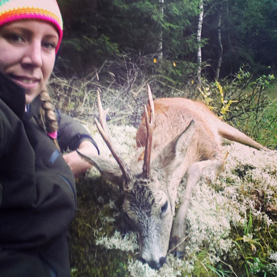 Angelica Johansson med dagens första råbock. Foto: Privat