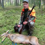 Kristoffer Larsson med ett fällt rådjur och en hes hund. Foto: Privat