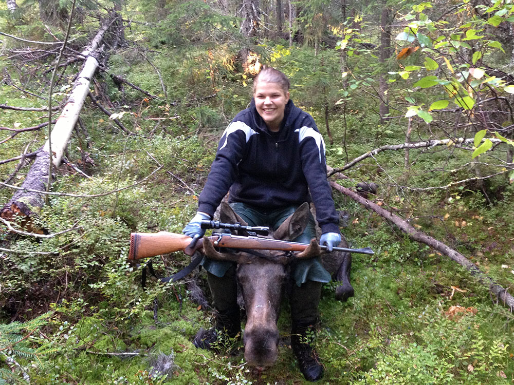 Cattis Nilsson med sin första älg. Självklart var vapnet oladdat vid fototillfället. Foto: Privat