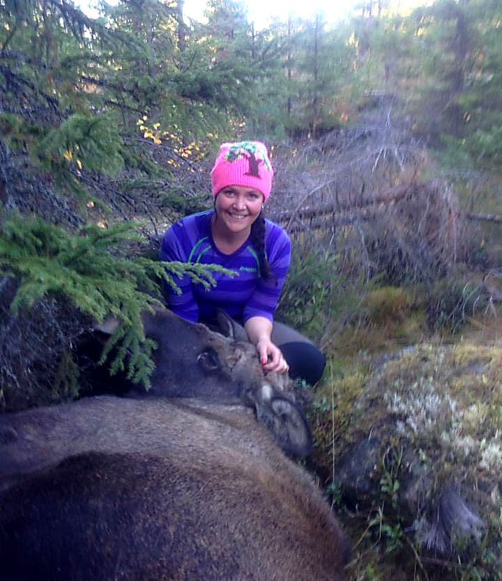 Helena Tysk med älgkvigan. Foto: Privat